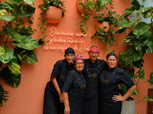 Equipo de Emilia Cocina en el patio del restaurante