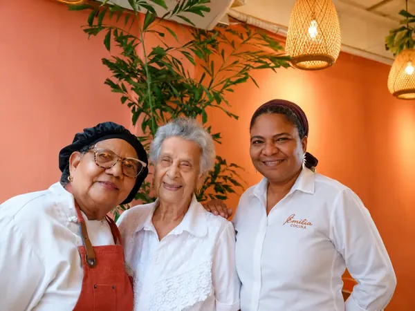 Doña Emilia junto a dos integrantes del equipo