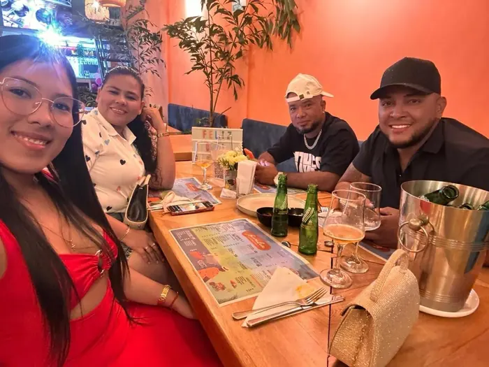 Amigos disfrutando cervezas frías en Emilia Cocina