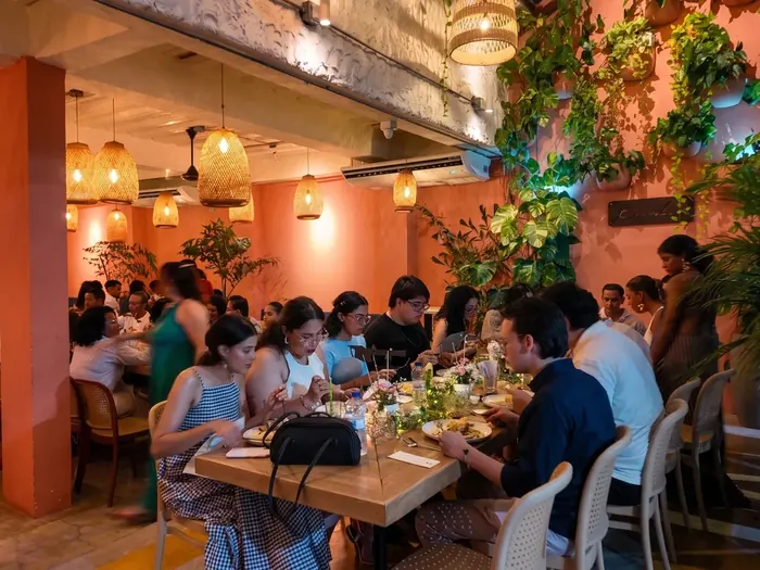 Salón lleno de Emilia Cocina en un evento especial
